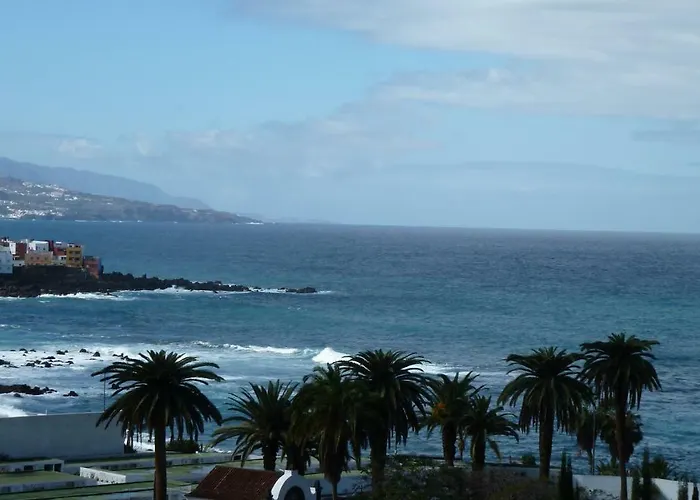 Yksioe, Laehellae Rantaa * Puerto de la Cruz (Tenerife)